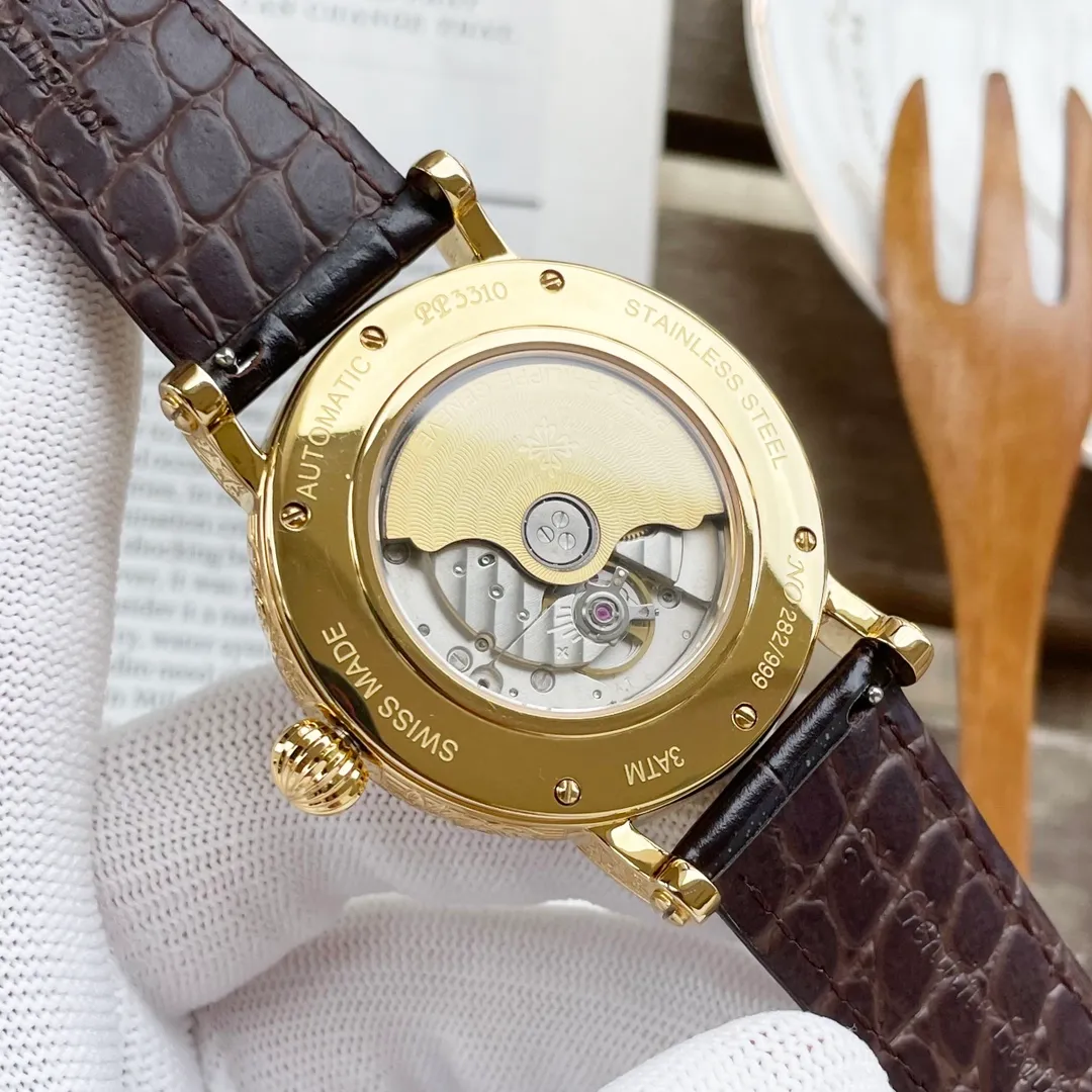 【Top Replica】💰6400! Patek Philippe's complex function series - pure handmade - carved watch - makes a stunning debut. The 42 mm diameter is suitable for the public male hand, and it is very suitable for business and leisure. The entire watch case is hand-carved with patterns, which has a strong visual impact and is unforgettable. The physical texture is more beautiful.      1⃣️With imported 9100 multi-function movement (zero repair) function (24 hours, week/star/month), this watch has a 38-48 hour power reserve. 2⃣️Imported 316L stainless steel, using 18k quality furnace vacuum plating! 3⃣️Paired with exclusive custom-made square scale cowhide strap 4⃣️Wear-resistant and scratch-resistant sapphire glass mirror! 5⃣️30-meter daily waterproof level. Patek Philippe is simple but not simple! The quality of the actual shooting is the same!
